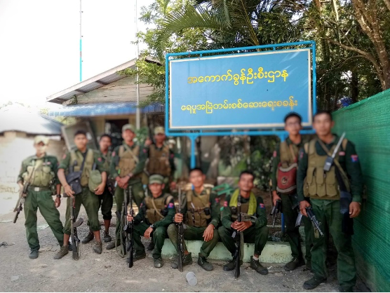 “အားလုံး ‘၁၀၂၇ စစ်ဆင်ရေး’ စတဲ့နေ့က စပြီး ၇၂ ရက်တိုင်တိုင် ကျမတို့က အဲ့မှာ ကြံ့ကြံ့ခံတိုက်ပြီးတော့ ဒီ စကခ-၁၆ ကို အောင်မြင်စွာ သိမ်းယူနိုင်ခဲ့တာပါ။ ဇန်နဝါရီ ၆ ရက်နေ့မှာ GE တပ်တွေ၊ ဆေးတပ်တွေနဲ့ ကျန်တဲ့တပ်တွေကပေါ့နော် အကုန်လက်နက်တွေ ပစ်ထားခဲ့ပြီးတော့ တင့်ကားတွေ ပစ်ထားခဲ့ပြီးတော့ သူတို့ဆုတ်ပြီး ထွက်ပြေးကြတယ်” ရဲဘော်နီနီကျော်/ PLA အထွေထွေအတွင်းရေးမှူး