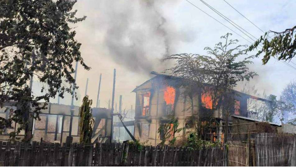 ရွာလုံးကျွတ်နီးပါးမီးရှို့ခံရသည့် တမူးမြို့၊ ထန်းတပင်ကျေးရွာဒေသခံများ နယ်စပ်နေရာများတွင် တဲထိုးပြီးနေထိုင်ကြရ