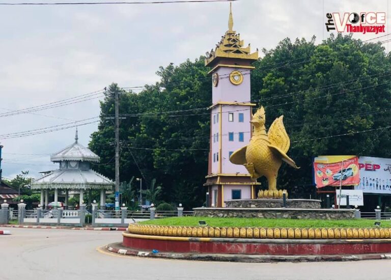 “ဖမ်းခံရသူတွေအများစုကတော့ စီးပွားရေးလုပ်ငန်းရှင်တွေ ပြီးတော့ ဆက်စပ်တဲ့လူတွေပေါ့။ ဥပမာ-အိမ်တစ်အိမ်မှာ အိမ်ရှင်က ဘာမှမလုပ်ထားရဘူး၊ ဒါပေမယ့် သူ့သမက်က PDF နဲ့ ဆက်စပ်နေတယ်။ သူ့သမက်ကို ဖမ်းမမိတော့ အဲအိမ်ကို ချိတ်ပိတ်လိုက်တာမျိုး အဲလိုတော့ရှိတယ်” သံဖြူဇရပ်မြို့ခံတစ်ဦး
