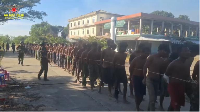 တောင်ကုတ်မှ ထွက်ပြေးသွားသည့် စစ်ကောင်စီတပ်က နိုင်ကျဉ်းများကို လူသားဒိုင်းအဖြစ် ဖမ်းဆီးခေါ်သွား