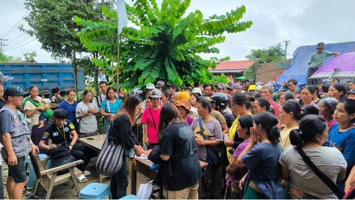 “အမှန်တော့ ကိုယ့်ဒေသအရေးကို ကျနော်တို့ဝိုင်းဝန်းဖြေရှင်းတဲ့သဘောပါပဲ။ ပြောချင်တာက ဆန်ရောင်းတဲ့ သူတွေက ဆန်စျေးနှုန်းကို အဆမတန်စျေးတင်ရောင်းတယ်။ ဆီရောင်းတဲ့သူတွေလည်း ဆီကိုအဆမတန် တင်ရောင်းတယ်။ ဒါကြောင့် ကျနော်တို့က ပြည်သူတွေခက်ခဲနေတဲ့ကြားထဲကနေ စျေးကွက်ထိန်းပေးတဲ့ သဘောလည်းပါတယ်။” အဖွဲ့တာဝန်ရှိသူတစ်ဦး – အရပ်ဖက်အဖွဲ့အစည်းစုပေါင်းကော်မတီ/ ပူတာအို