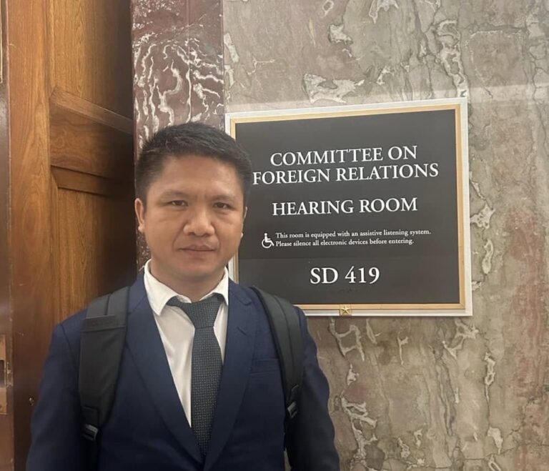 “လူ့အခွင့်အရေးချိုးဖောက်ခံရတဲ့ ဓါတ်ပုံတွေ၊ ရုပ်သံတွေကို အမြဲတမ်းကြည့်ပြီးတော့ ပြောဆိုဆက်ဆံရတဲ့အခါမှာ ကိုယ်ရဲ့စိတ်ကိုထိခိုက်ခံစားရတာတွေ အများကြီးကြုံတွေ့ရပါတယ်။ ဒါတွေကိုကြုံတွေ့နေရပေမယ့် ဒါက စွန့်လွတ်လို့ မရတဲ့အလုပ်ဖြစ်တယ်။ ဒီလိုနစ်နာခဲ့ရတဲ့လူတွေကိုယ်စား ပြောပေးဖို့၊ ဆောင်ရွက်ပေးရဖို့ တာဝန် ရှိတယ်” Salai Mang Hre Lian / ချင်းလူ့အခွင့်အရေးအဖွဲ့ – CHRO