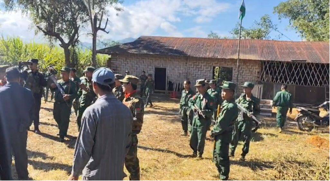 TNLA က မန်ပိန်းရွာစာသင်ကျောင်းတွင် ဒေသခံများ ကန့်ကွက်နေသည့်ကြားက အတင်းအဓ္ဓမတပ်စွဲထားနေဟုဆို