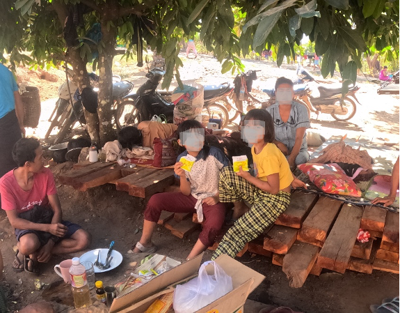 စစ်ဘေးရှောင်ကျောင်းသားများကို ဘုန်းကြီးကျောင်းနှင့် လုံခြုံရာနေရာများတွင် စာသင်ကြားပေးနေ