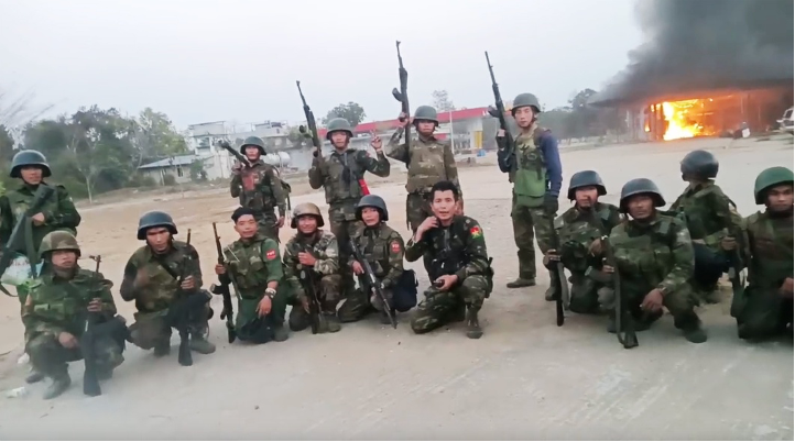KIA က ဗန်းမော်လေယာဉ်ကွင်းကို ထိန်းချုပ်လိုက်ပြီးနောက် စကခ ၂၁ တွင် တိုက်ပွဲပြင်းထန်နေဆဲဖြစ်