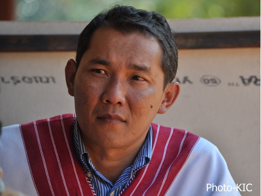 “ကရင်အမျိုးသားအစည်းအရုံးရဲ့တာဝန်လည်းဖြစ်သလို ကျန်တဲ့အဖွဲ့အစည်းနဲ့ ပြည်သူလူထုကလည်းပဲ၊ ဘယ်အဖွဲ့ကတော့ဖြင့် ဘယ်နိုင်ငံရေးခံယူချက်နဲ့ စံတန်ဖိုးတွေနဲ့ အမျိုးသားရေးတာဝန်၊ တော်လှန်ရေးတာဝန် တွေကို ကွဲကွဲပြားပြားမြင်ပြီးတော့မှ ရှင်းရှင်းလင်းလင်းမြင်နိုင်တယ်ဆိုလို့ရှိရင်တော့ စည်းလုံးညီညွတ်မှုအတွက် မြန်မြန်ဆန်ဆန်တည်ဆောက်နိုင်မယ်လို့ ကျနော်မြင်မိပါတယ်” ဒါရိုက်တာစောကပီ/ အုပ်ချုပ်မှုနှင့် ပြည်သူ့ရေးရာစီမံခန့်ခွဲရေး သင်တန်းကျောင်း