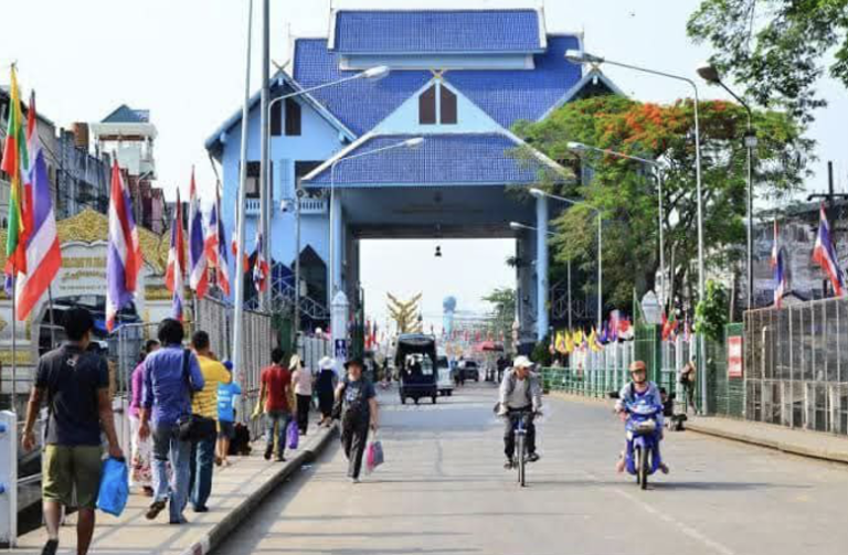 Junta immigration officials charge fees to cross from Tachileik to Thailand